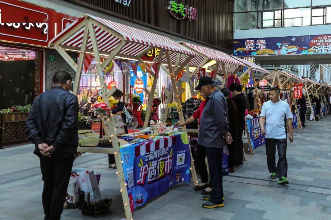 听说松江老城的这个夜市虽然仅450米但首日附近居民就都来啦