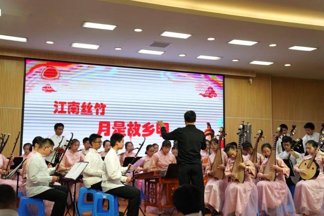 娓娓道出自己与国粹京剧难以割舍的情缘;陆行中学南校民乐团的江南