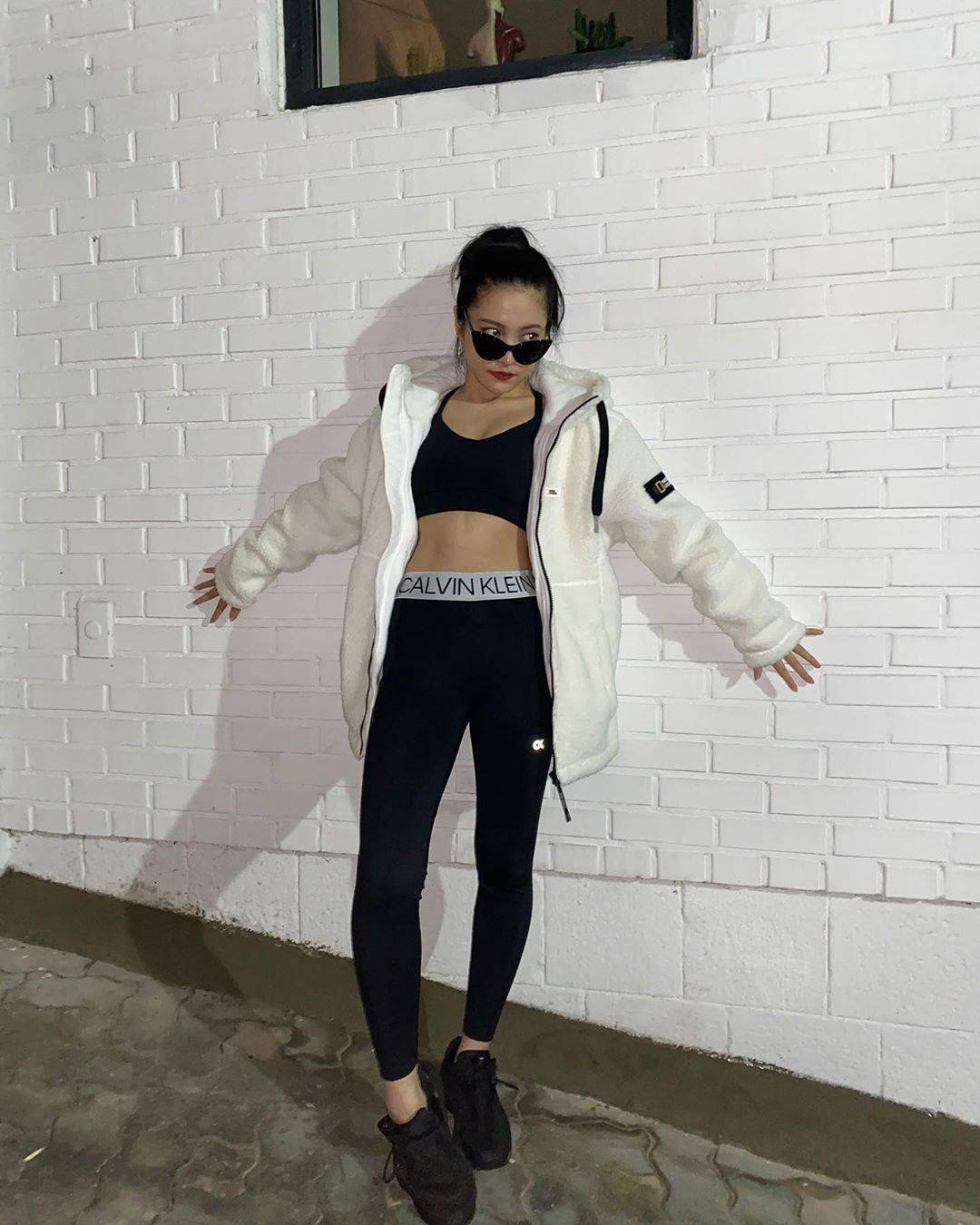 "腹肌 火热的身材曲线",yeri展现反转性感美