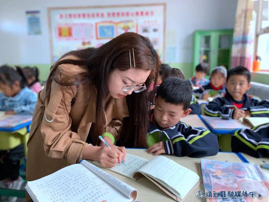 永新鄉中心小學教師何曉曉紮根農村,用自己的青春和汗水澆灌著農村