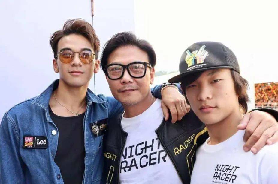 两大明星父子档罕见同框钱小豪比儿子帅徐少强与儿子如复制粘贴