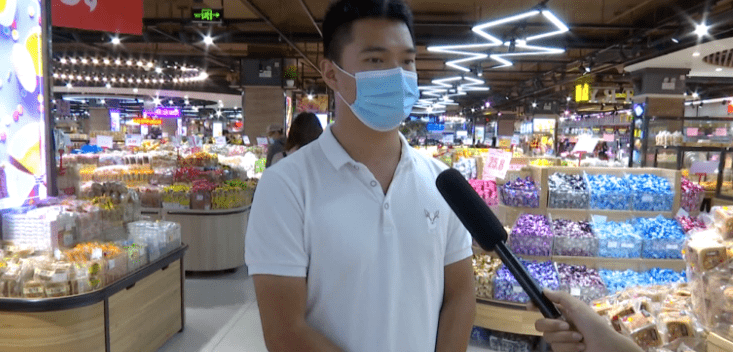 黄梅鹏泰百货购物广场店店长刘志望说,"双节"期间,为了保证供应,他们