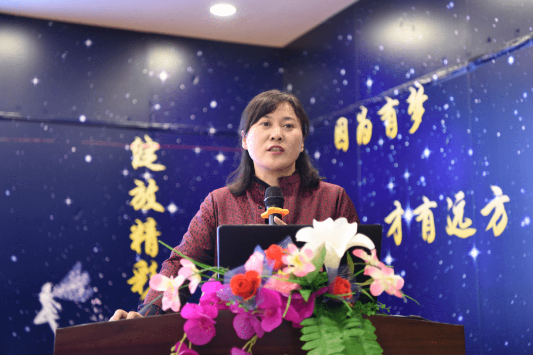 亚小恒山校区执行校长邹春红在会上总结发言,明确了教学工作目标和