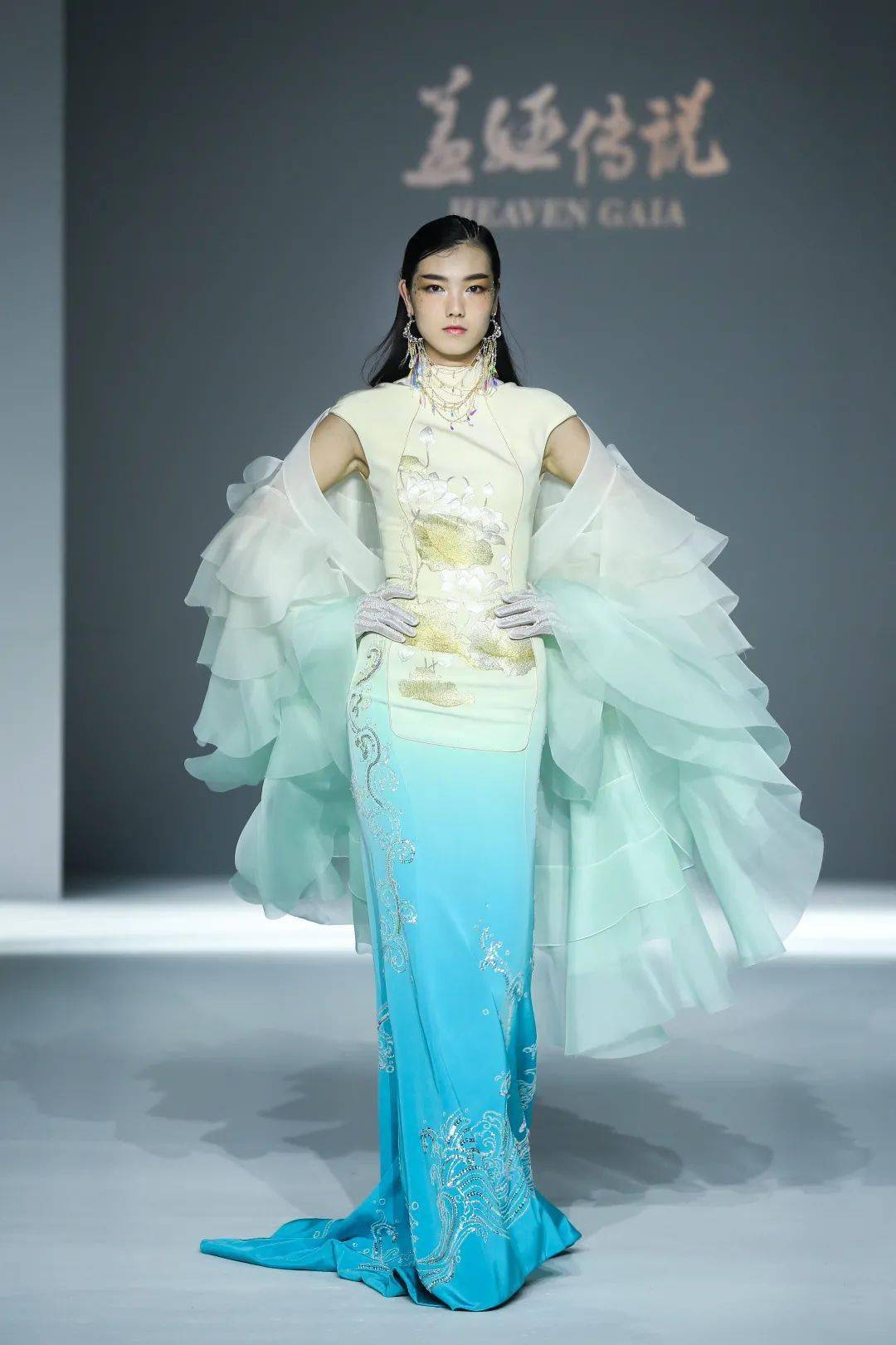 盖娅传说2021春夏大秀气韵如兰礼仪圆明