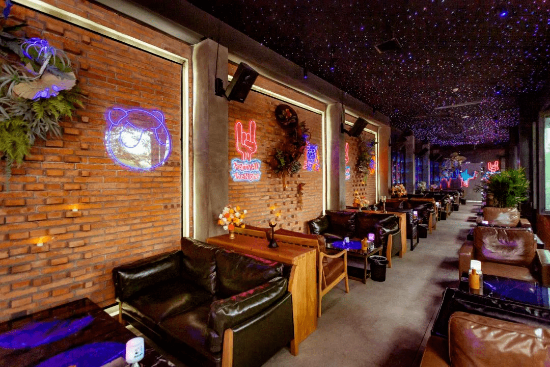 火爆成都的贰麻酒馆强势入驻黄石摩尔城!走,我们斗酒去!