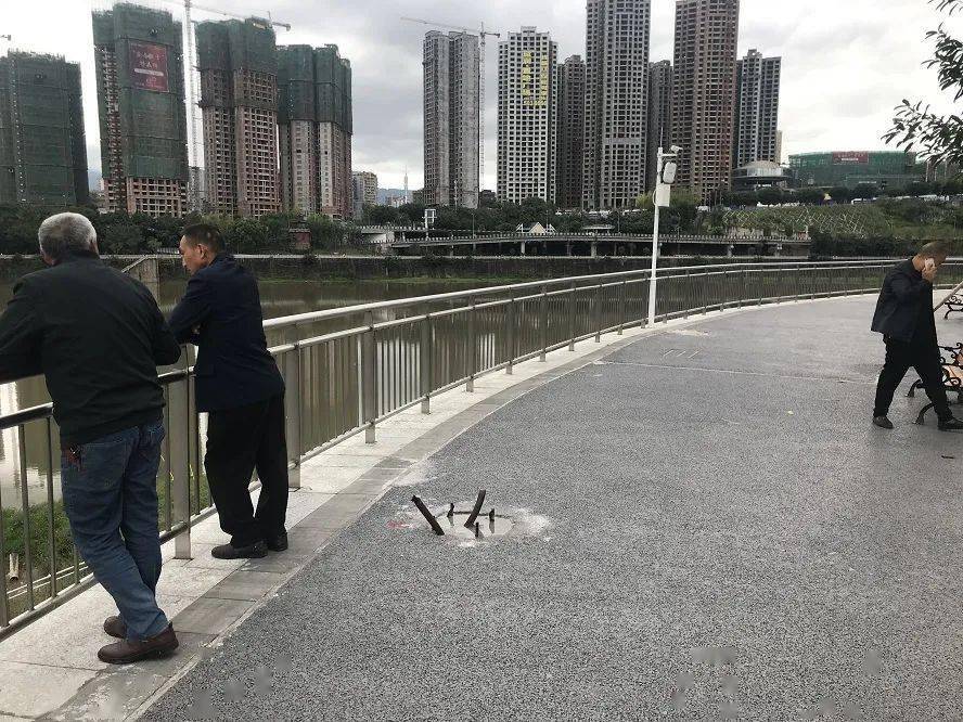 晚上打黑摸,脚下还有"埋伏"……这个公园管理有些恼火