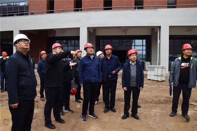 王锦调度平凉一中新校区建设工作