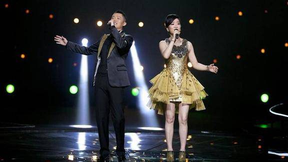 凤凰传奇商演自由飞翔台下观众好懒