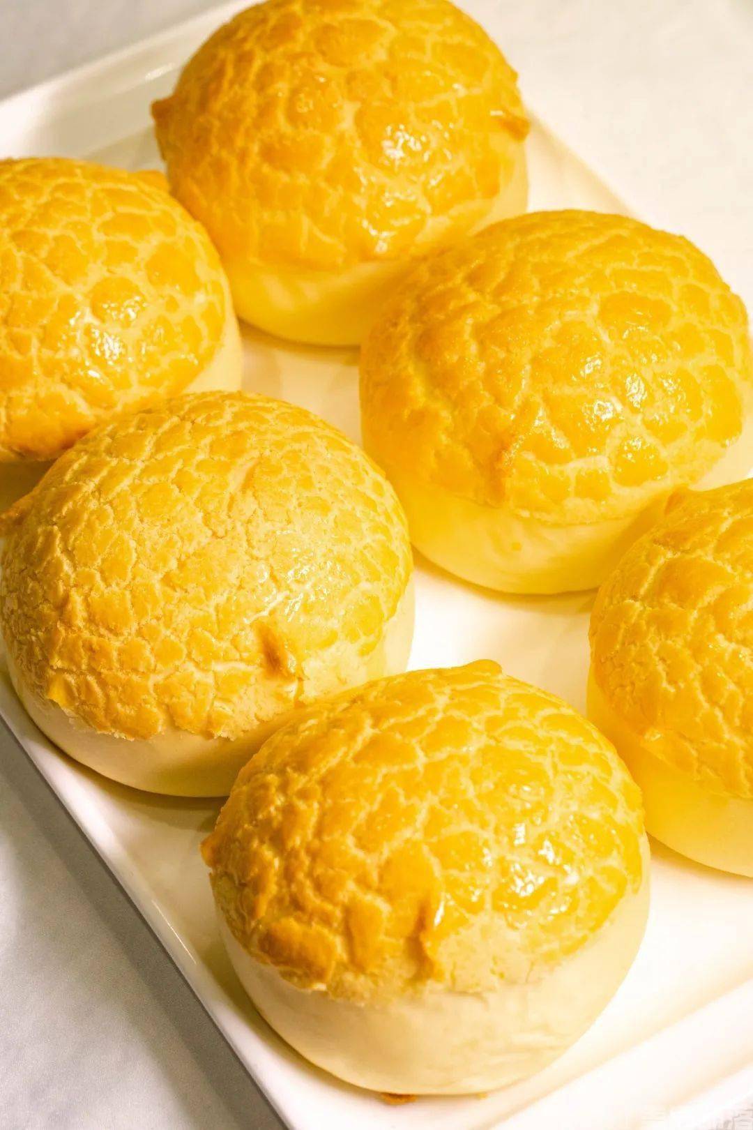 现烤的菠萝包到手还热fufu的,金黄诱人,顶上的酥皮厚厚一层!