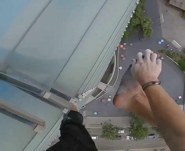 英国19岁青年赤脚爬上西班牙143米高大楼