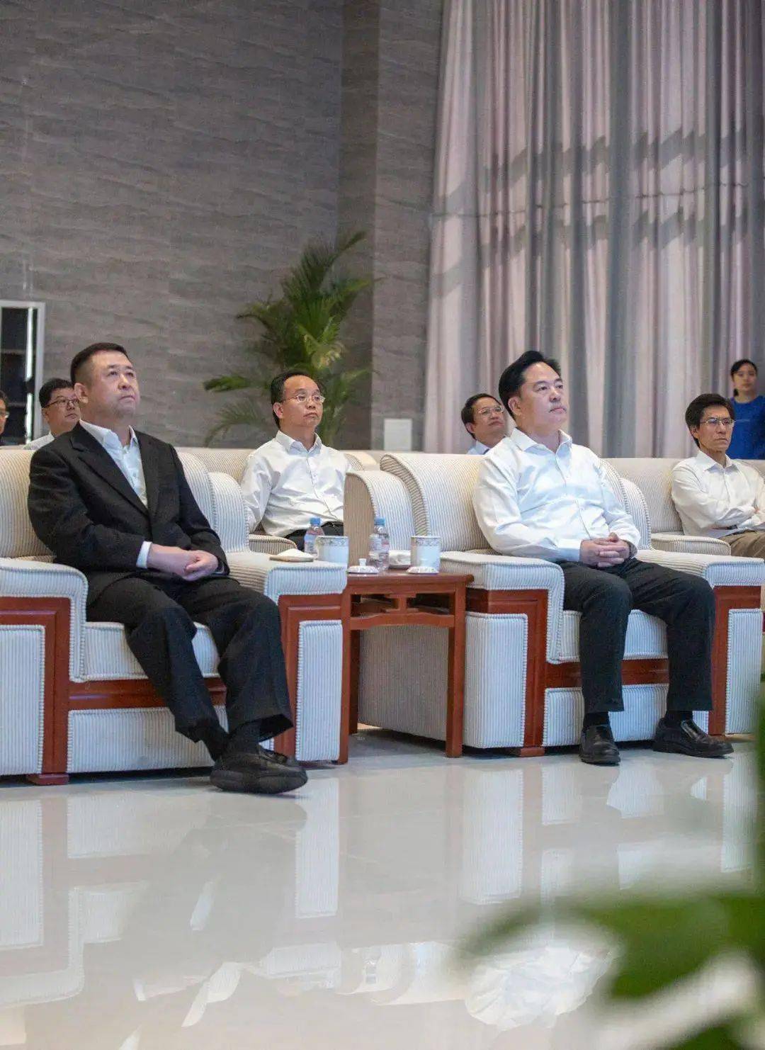 徐云飞董事长表示,在坚持做好水泥主业的同时,金峰水泥以打造绿色企业