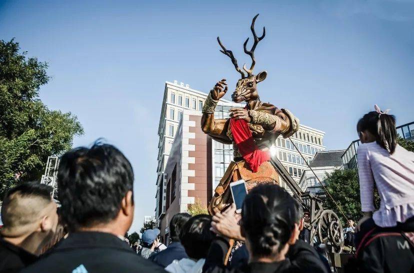 与你团战开黑高达10米的兕牛,青龙,鹿神夫诸在天津欢乐谷"大展身手"!