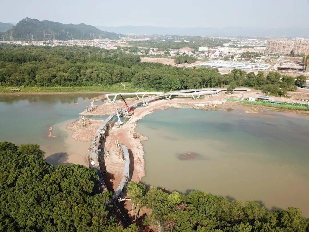 溢彩的亮化将为游人带来更丰富的观赏体验;始丰湖公园南北两岸相连,将