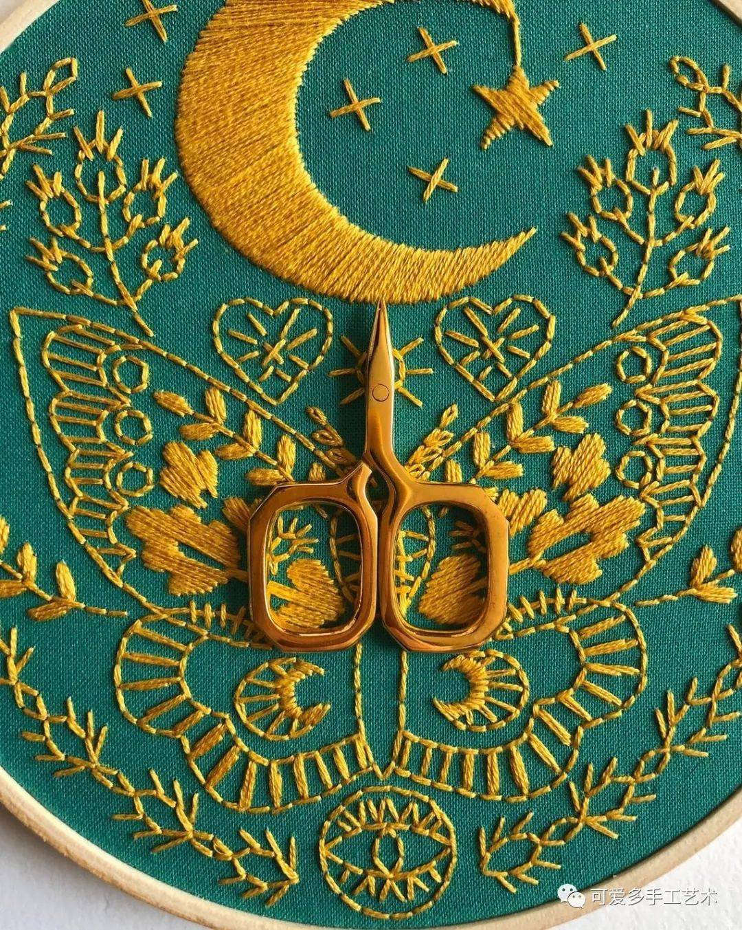 一线缝到最后或为了加固会边跳针再往返一针形成轮廓绣的一种针法再缝