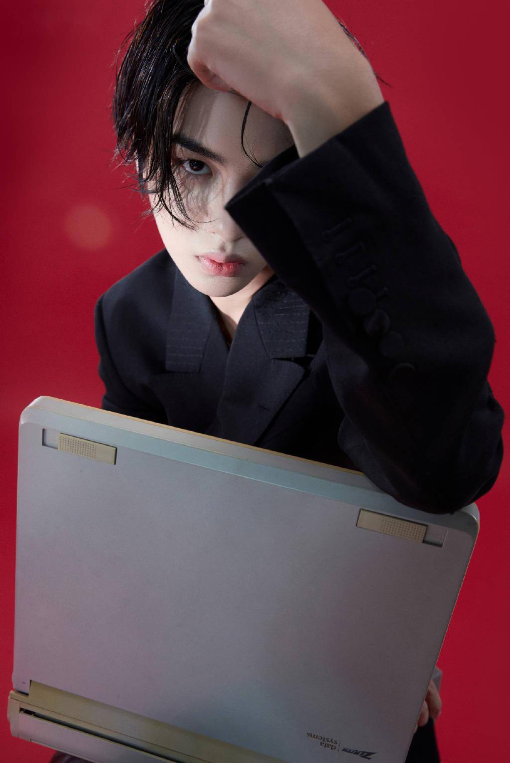 [消息]黄明昊解锁《super世界青年》十月刊封面 帅气湿发大片,开启