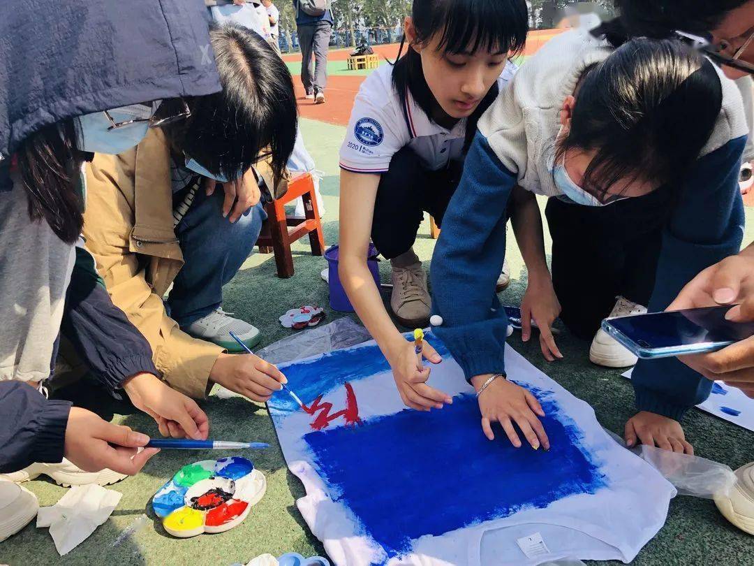 青春正当时手绘珞珈志记2020级素质拓展之班服手绘活动