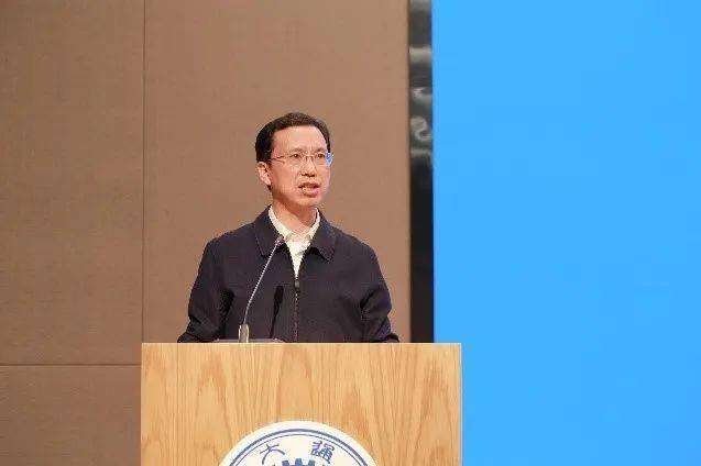 就创中心副主任苗洁,研工部副部长蒲亮,实践教学中心副主任陈立斌