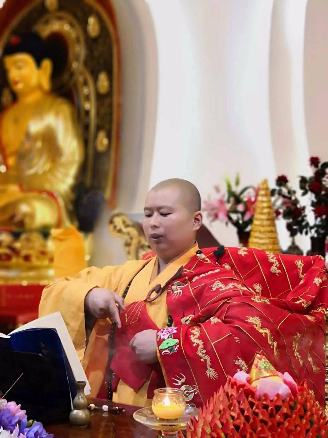 坛外灯火辉煌,光耀三界;坛内法座上,果智法师手结契印,口诵真言,意存