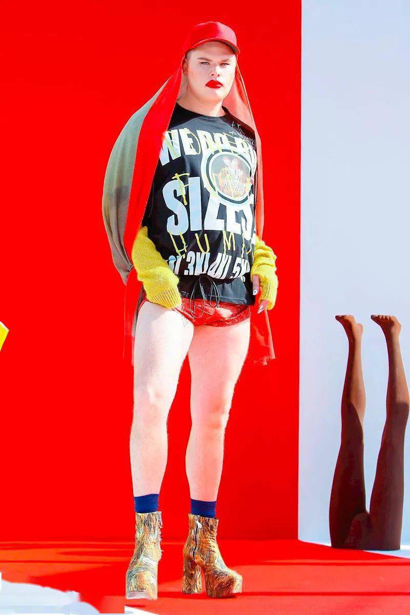 「male gaze」的诞生始发于男性导演可以通过男性心理去贩卖「女色」