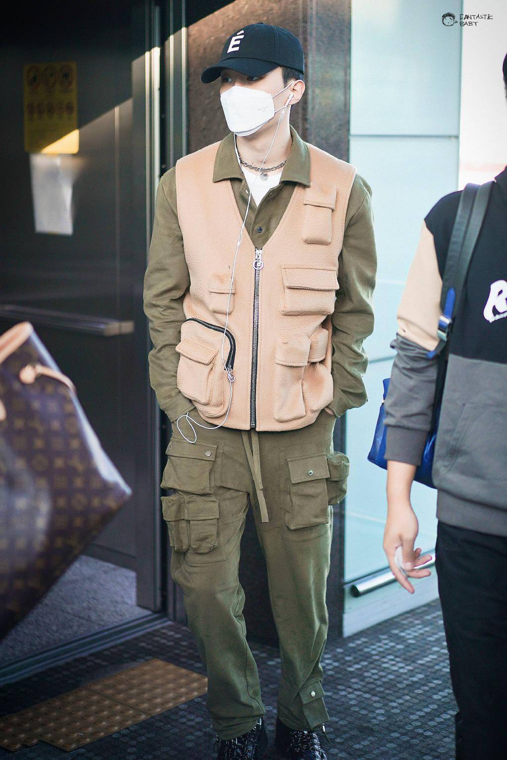 坤丞鬼三人现身机场赶行程三位大佬气场全开让人忍不住腿软