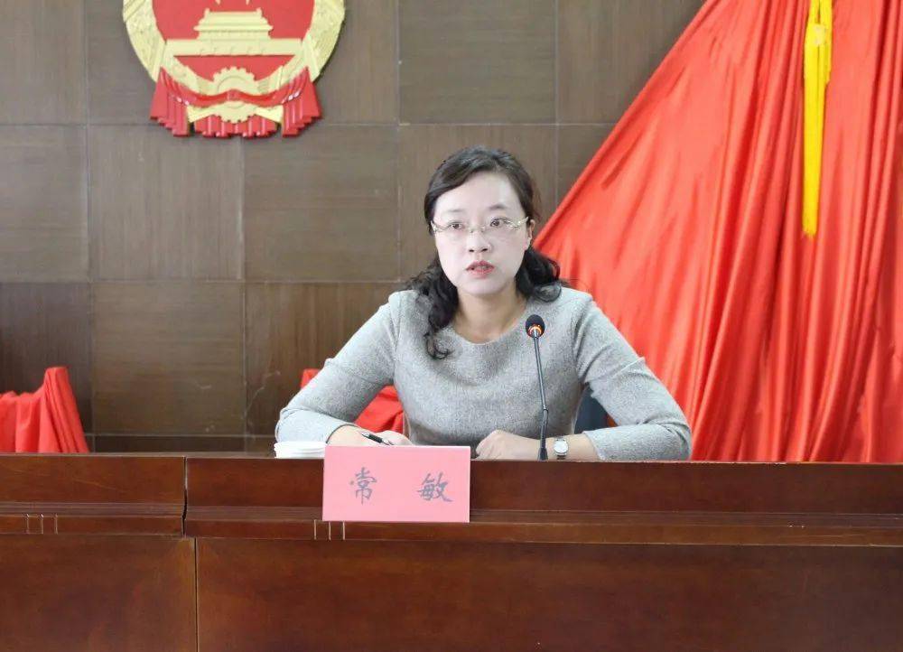 会上,镇党委副书记,镇长常敏从六个方面总结了9月份工作,并指出工作上