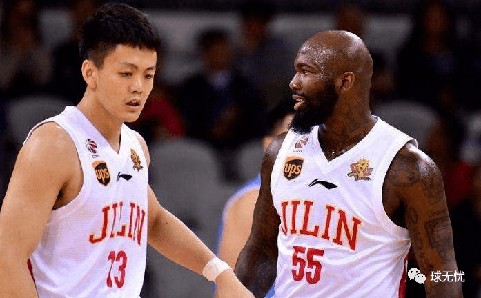 辽宁篮坛名宿吴乃群和卢伟加入到以杨鸣执教的新辽宁篮球时代;球员