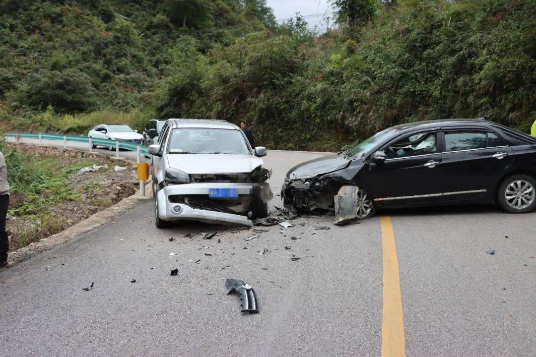 施秉发生两车猛烈撞击事故,残骸碎片散落一地,有人员受伤!