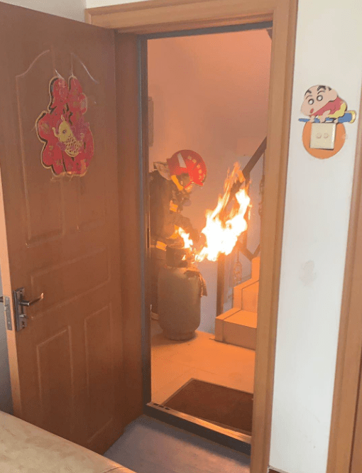 惊险!阿左旗一居民家中突然着火,消防员徒手拎出喷火煤气罐