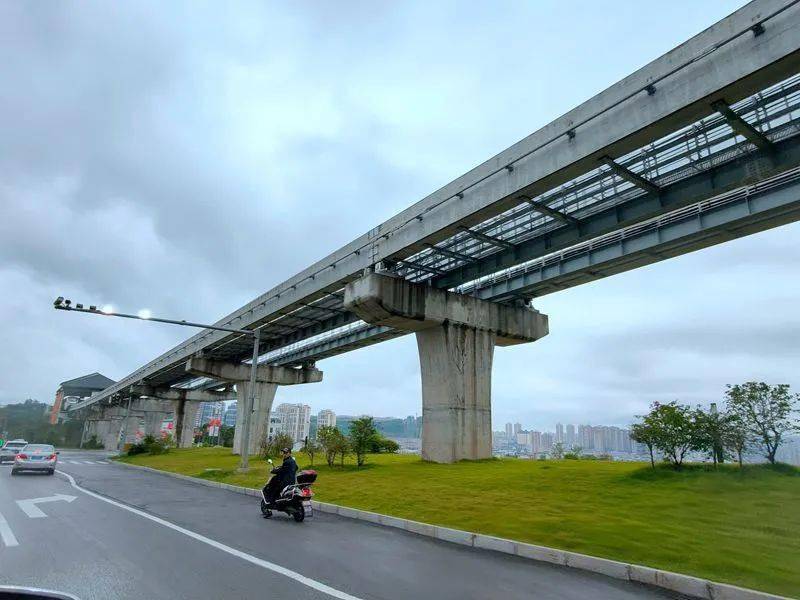 参观了下广安市的云轨真不错