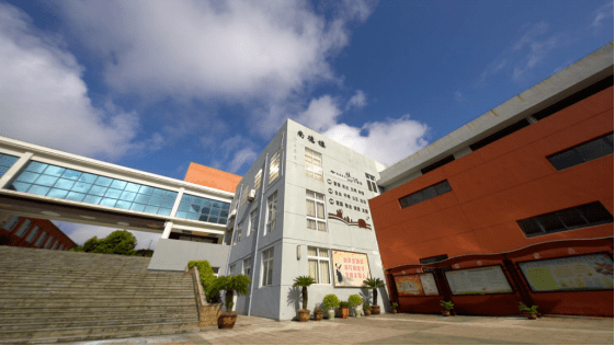 六横中心小学始建于1913年春,经历了几次时代巨变仍然巍然屹立在世纪