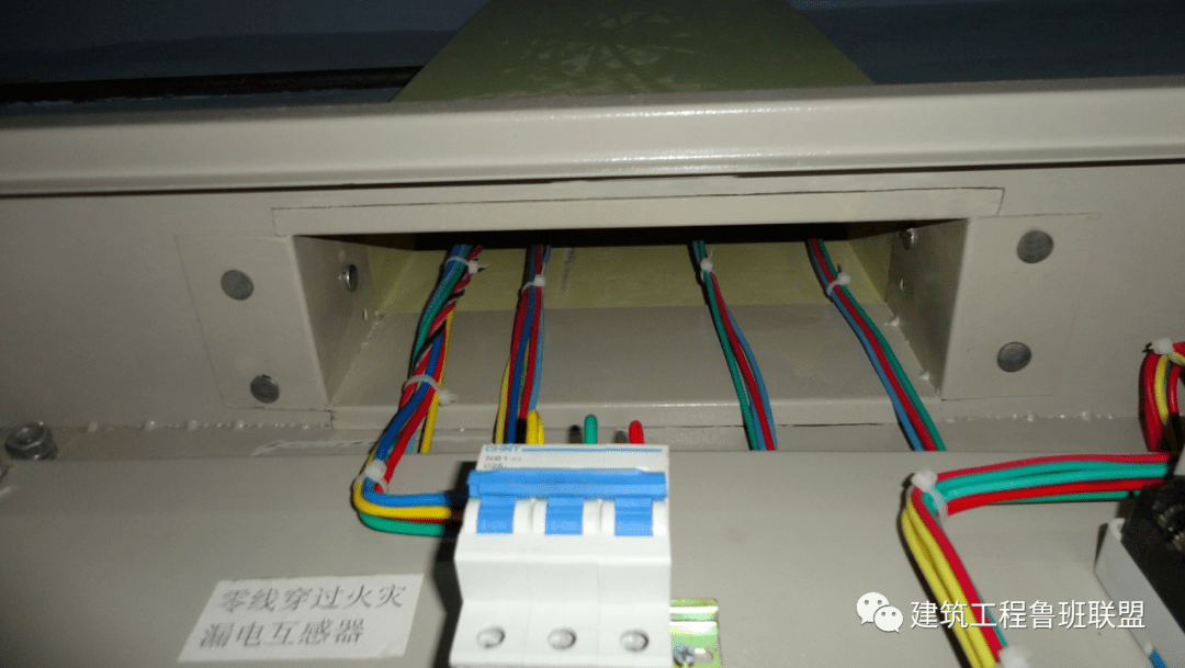 配电箱与桥架连接示例:保护线缆,严密牢靠