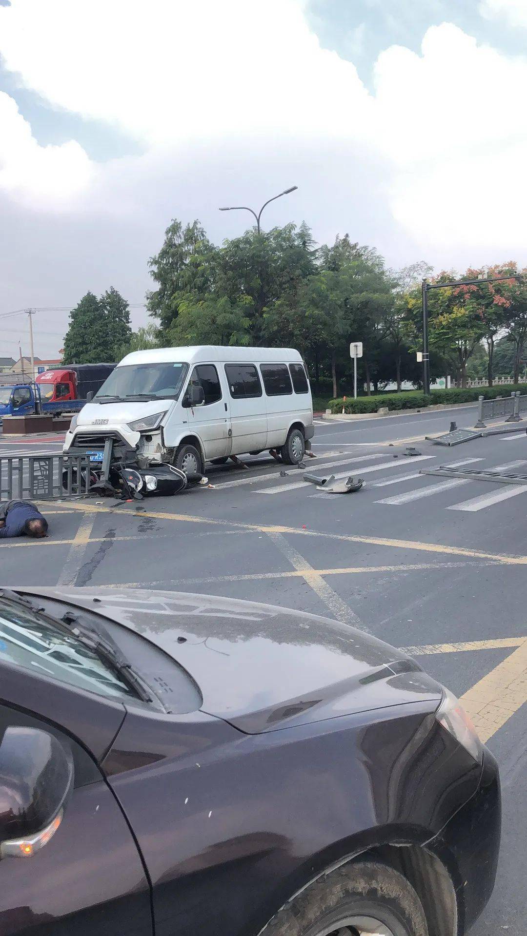 绍兴一白色货车撞电瓶车!电瓶车主倒地受伤流血…_车祸