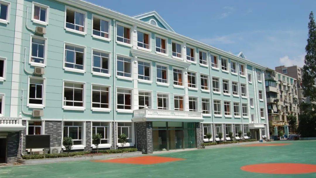 上海市徐彙區東安三村小學始創於1960年,學校少先隊工作圍繞學校培養