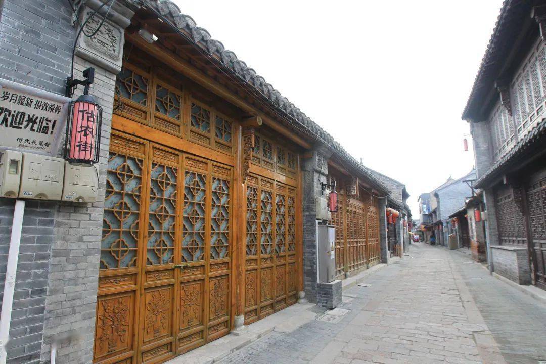 这就是估衣街的东入口估衣街,这条名字听上去略带古意的大街坐落在