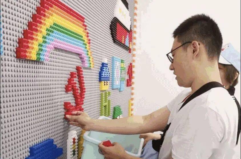 合力在乐高墙上拼"党徽",学习"四史",坚定初心