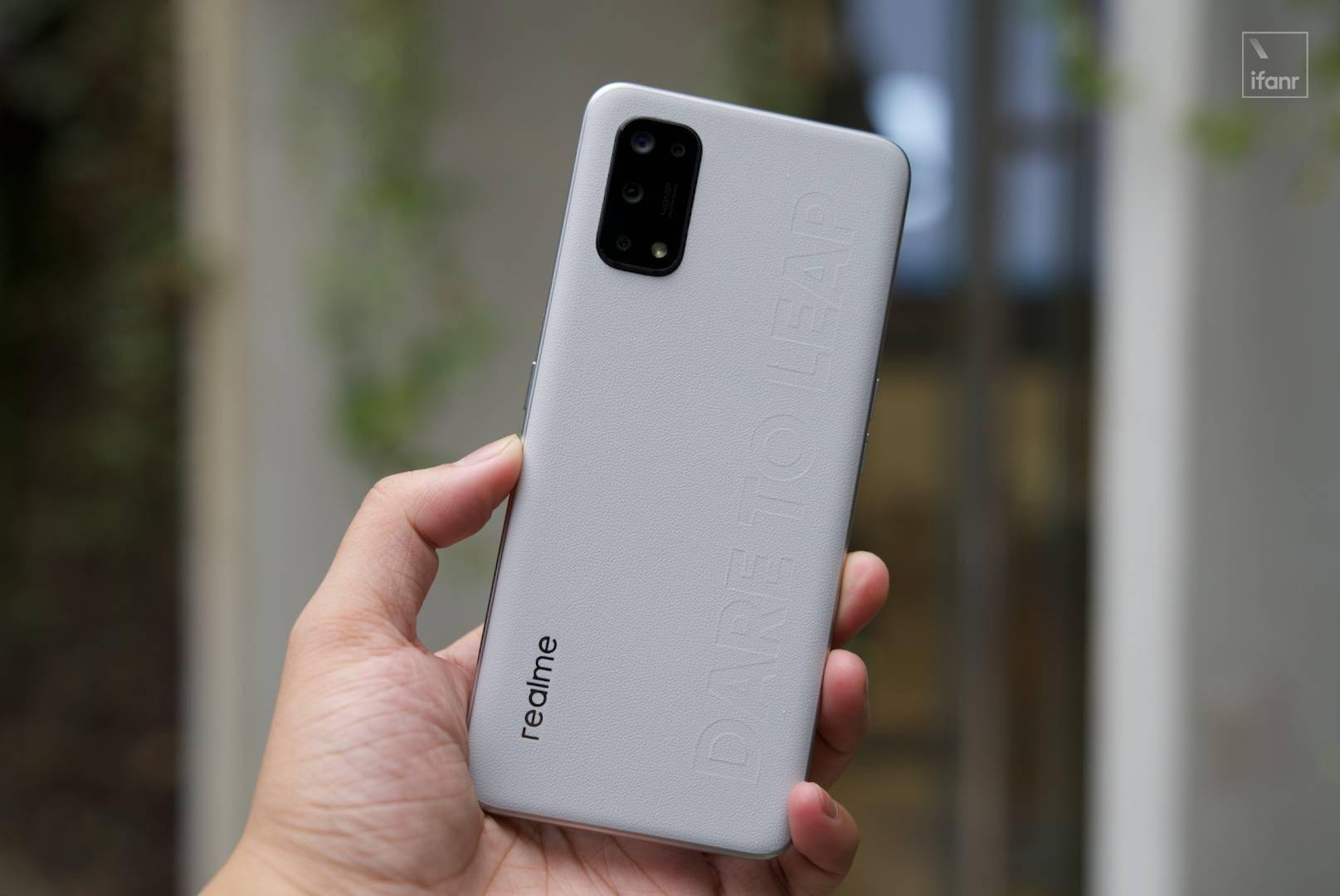 realme真我q2pro图赏谁说千元机不能拥有65w快充和素皮