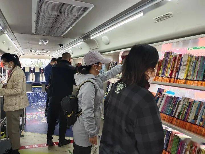 但自从图书馆的流动服务车开进村子,村民从上车"随便看看",逐渐变成了
