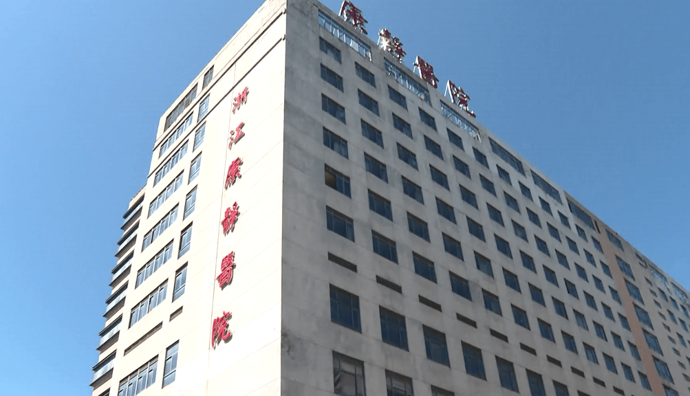 杭州一姑娘花25000元整牙,整到一半惊呆:医院没了?_康静