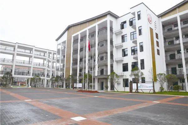 01横市芙蓉学校项目建成,700多名新生喜入校园"新学校的教室更加宽敞