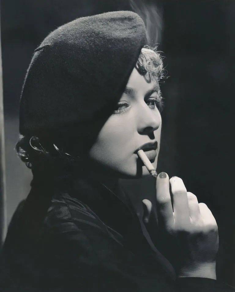 好莱坞抽烟的女明星图片
