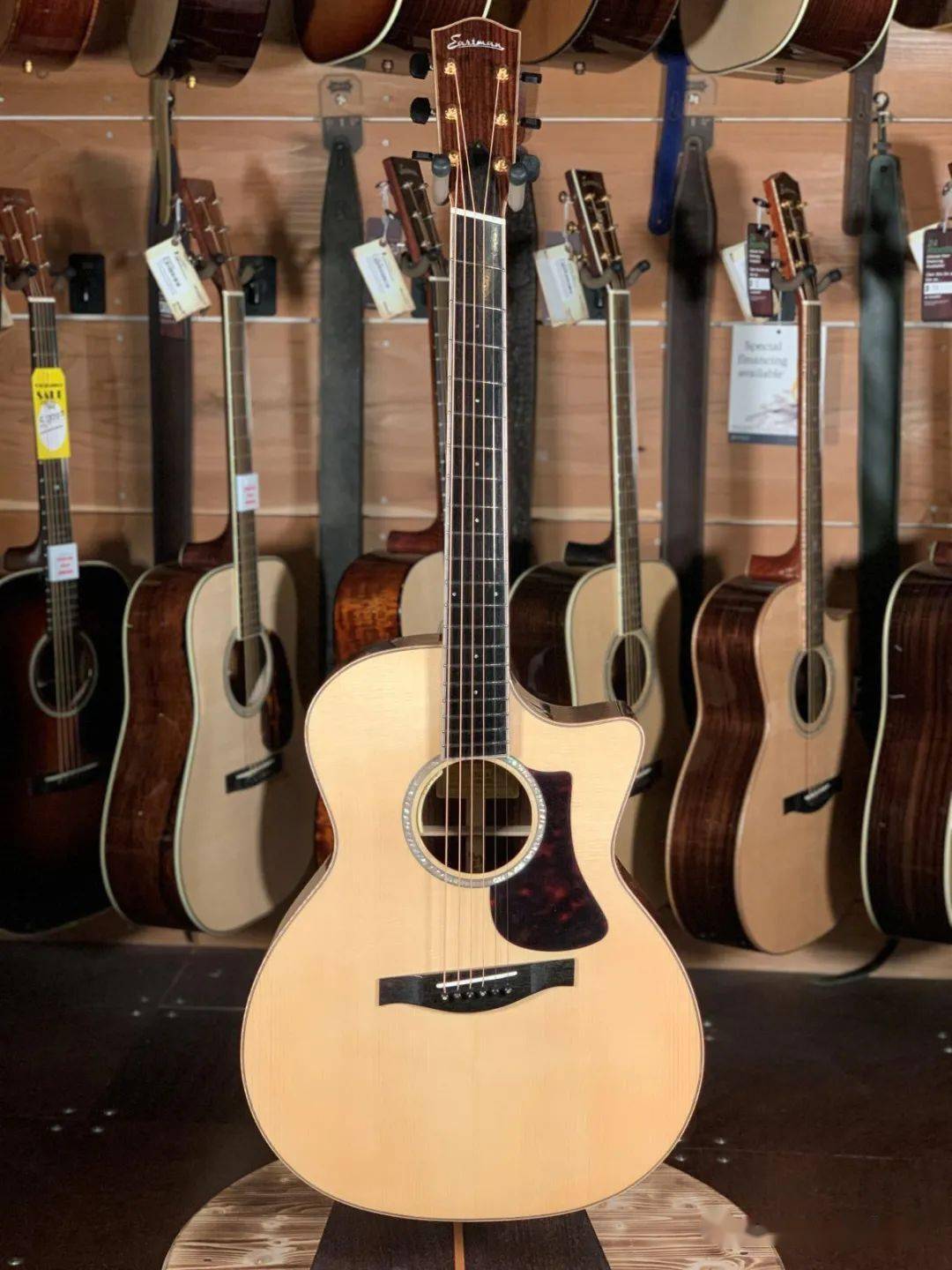 扇品吉他并不是在凹造型,而是为了优化吉他的"频率"与"共振"_手机搜狐