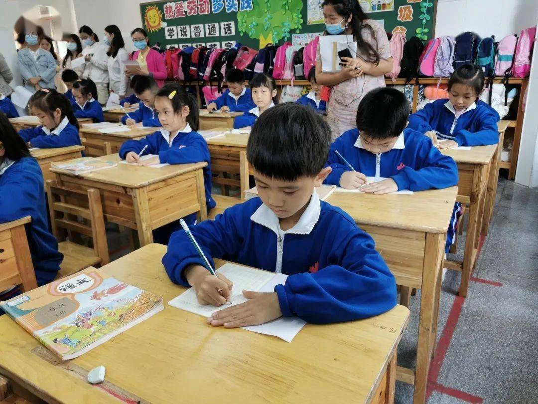 漫游学海多懵懂,夯实常规启心智——记一年级常规展示活动_课堂