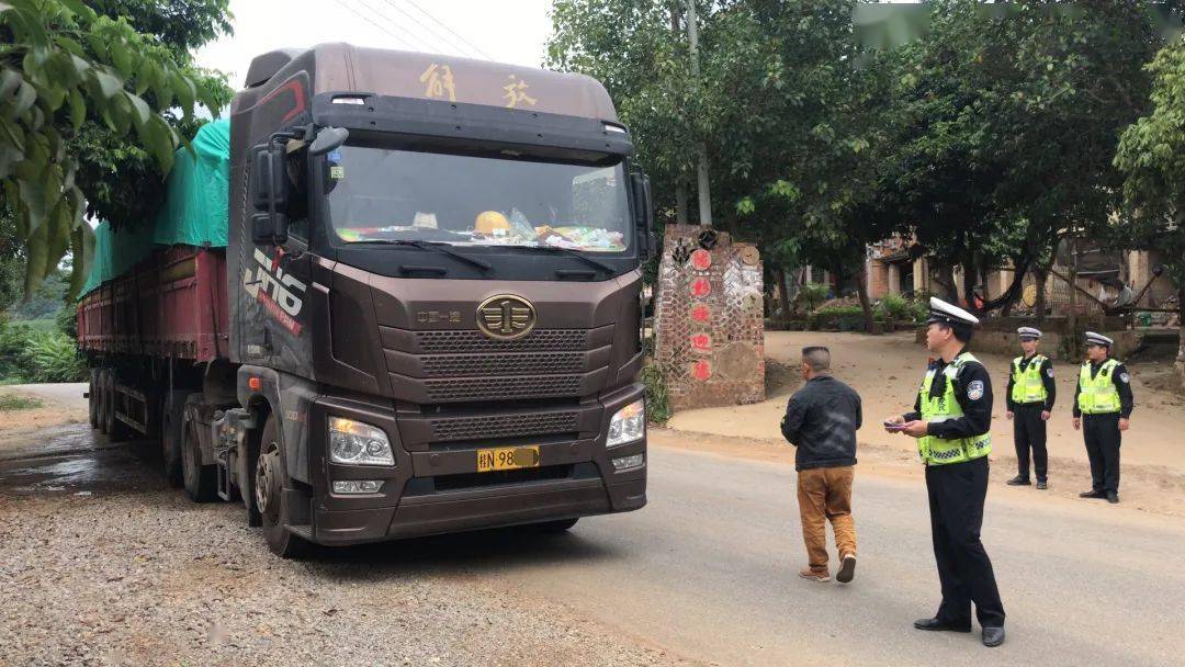 崇左一"百吨王"超载47.4吨,被查处并当场卸载