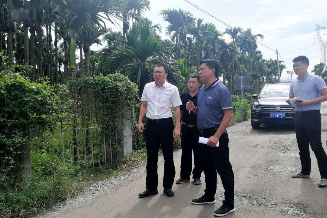 崖州区委书记林海(左一)到三公里村检查防汛防风工作