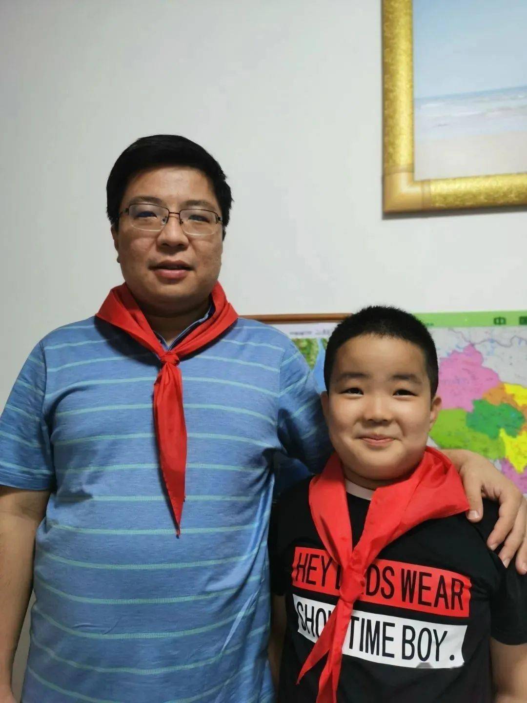 主题家长会上,辅导员赵广彪和宋佩佩老师带领全体家长重新回顾了童年