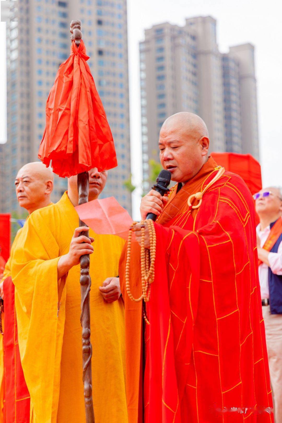 现场网友拍到天现祥瑞本篇转载自海安市"广福禅寺"功德无量▼返回搜狐