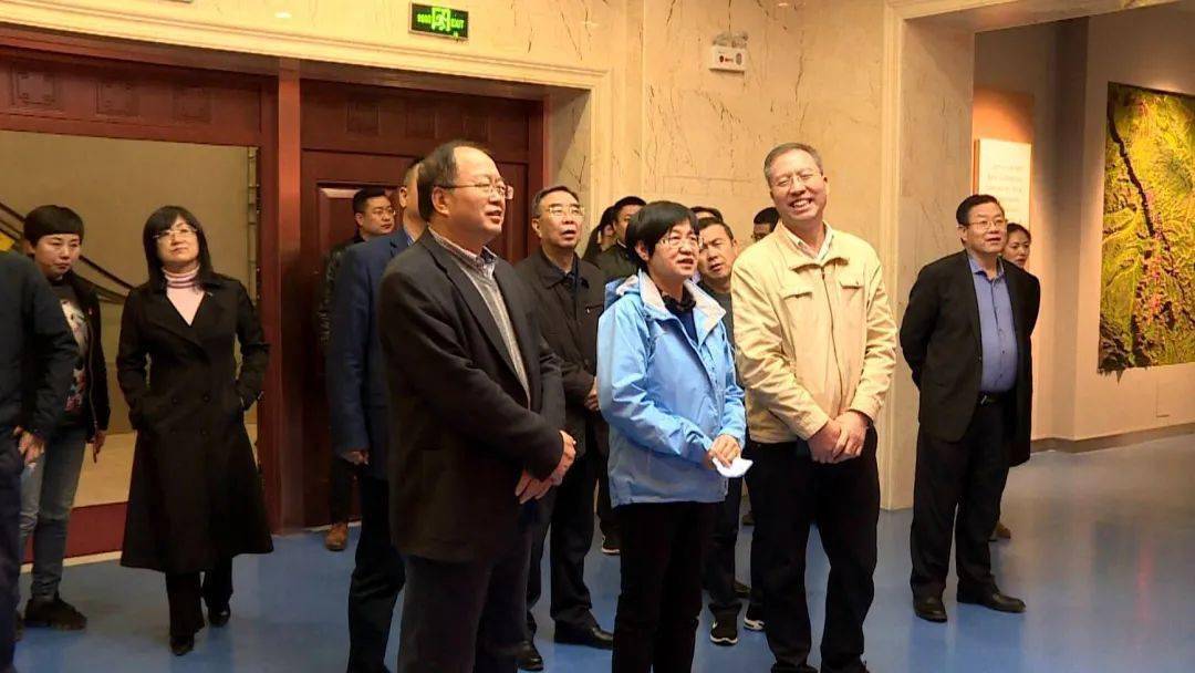 吴明明在市人大常委会副主任王成文,副市长杨晓锋,县委书记石琳的陪同