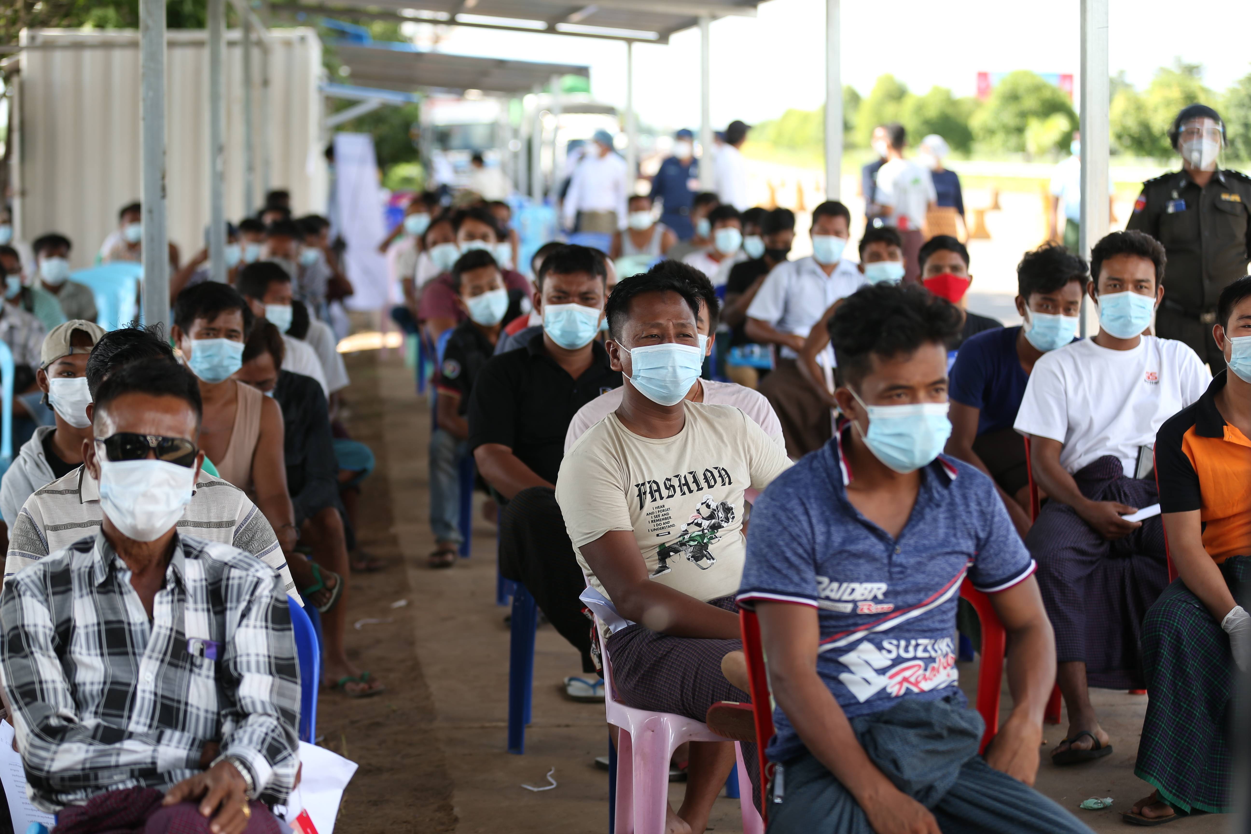 10月15日,卡车司机在缅甸仰光一处新冠病毒检测点等待接受取样