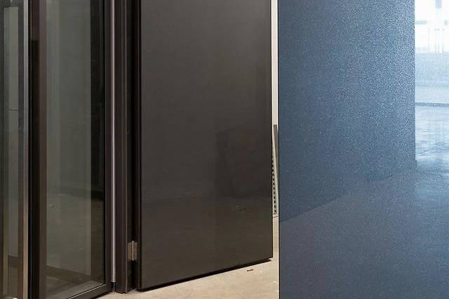 办公室装修设计干挂烤漆玻璃暗门密室门