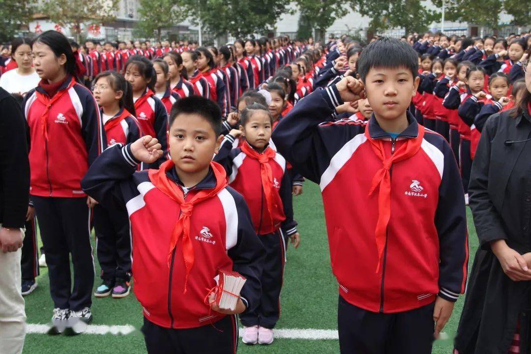 主题队日济南市饮马小学开展高举队旗跟党走争做新时代好队员主题队日